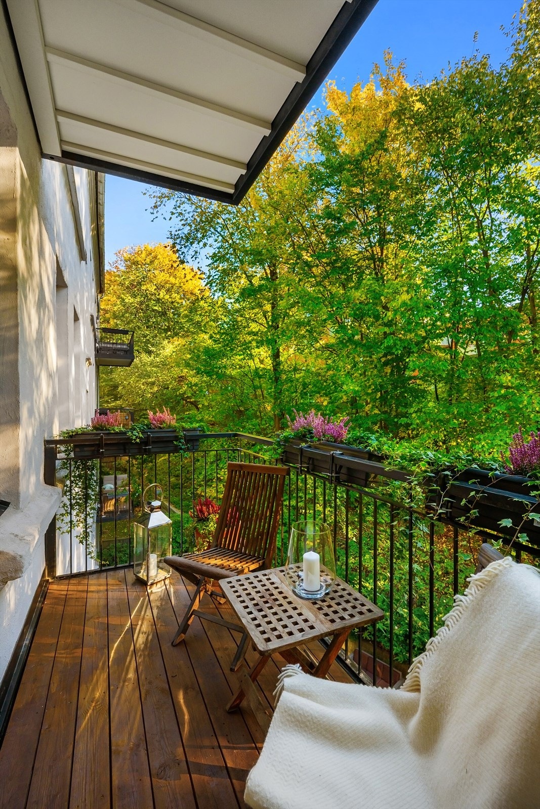 Her får man plass til et lite bord og tilhørende møblement - Perfekt for morgenkaffen. Galleribilde