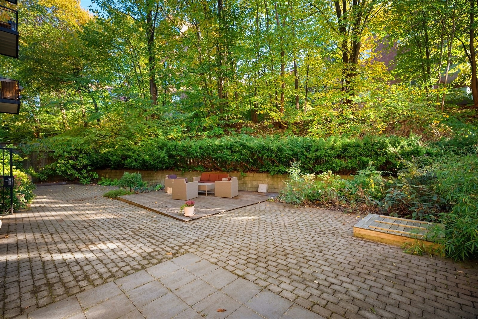 Her er man skjermet fra støy og kan nyte den fredelige bakgården i grønne omgivelser. Galleribilde