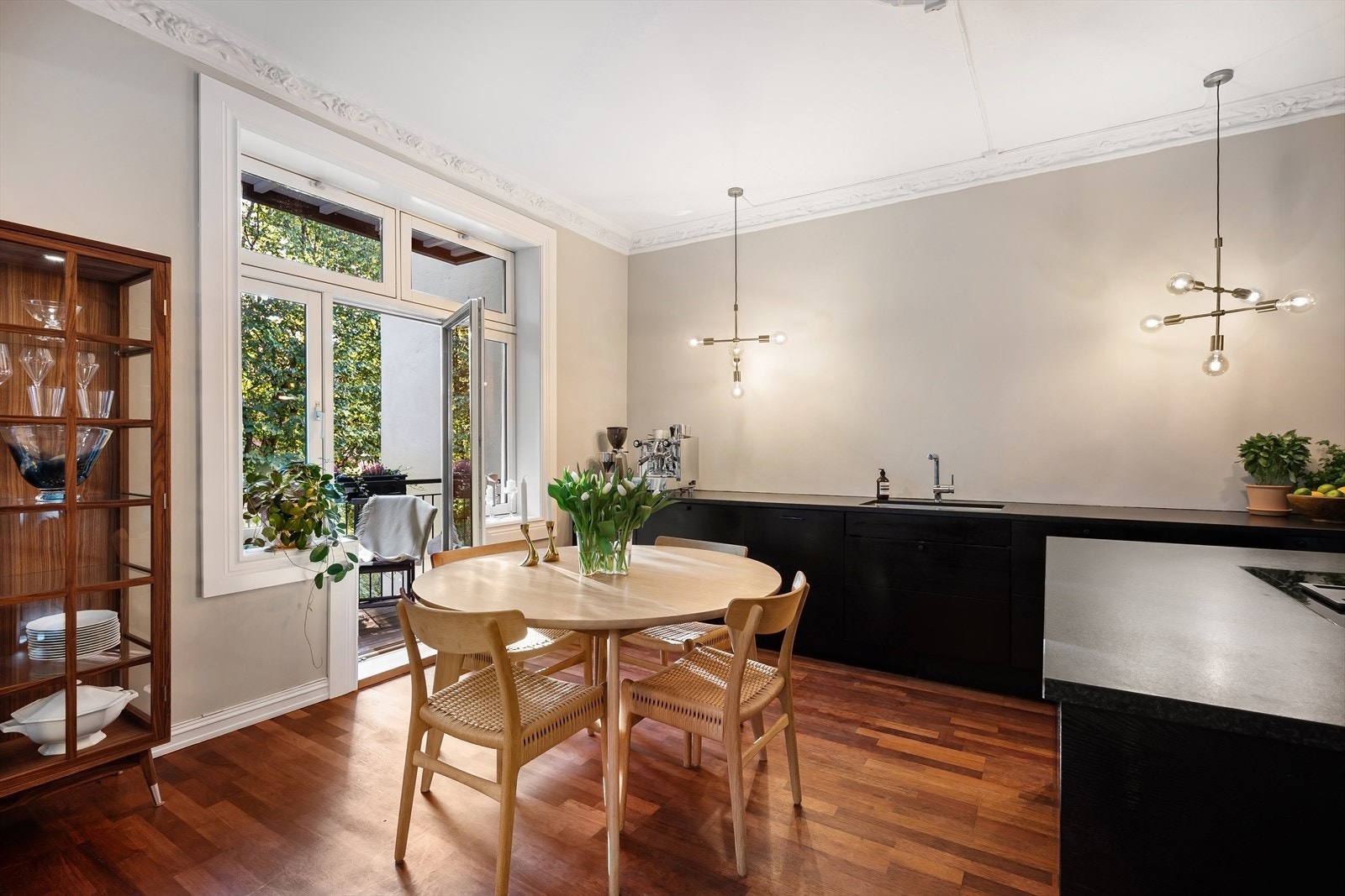 Kjøkken har plass til spisegruppe, som gir en åpen og sosial løsning. Galleribilde