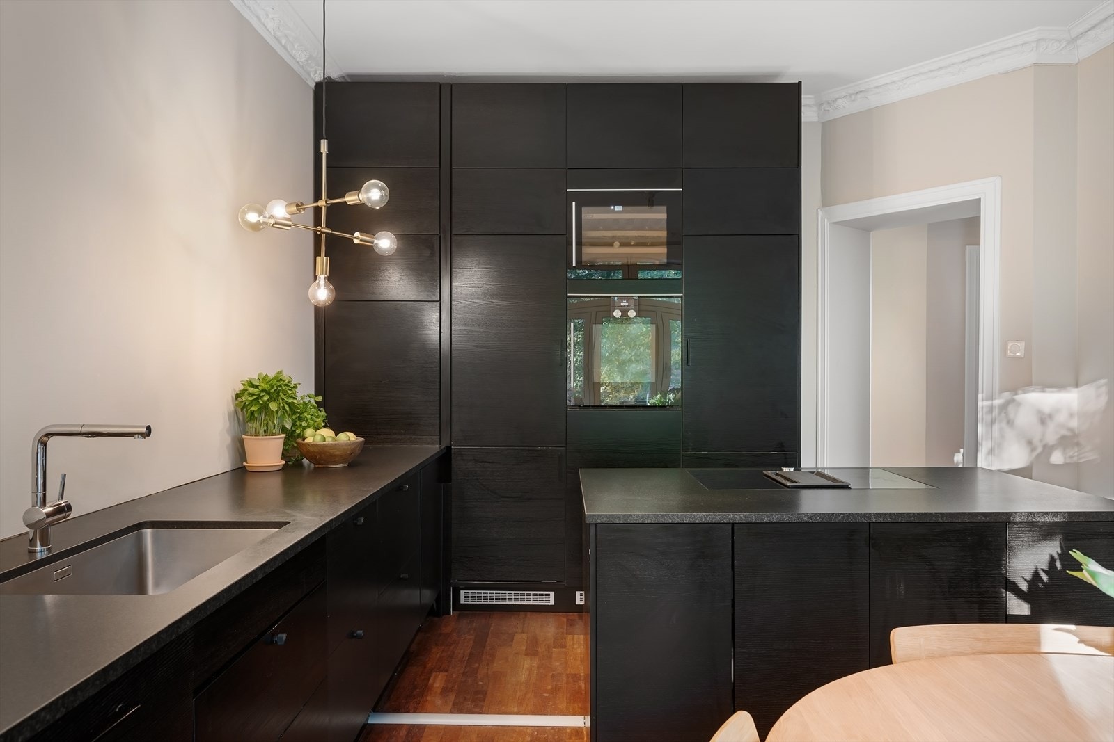 Integrert i kjøkkeninnredningen er platetopp og stekeovn fra Gaggenau, oppvaskmaskin, kjøl/frys og vinskap. Galleribilde