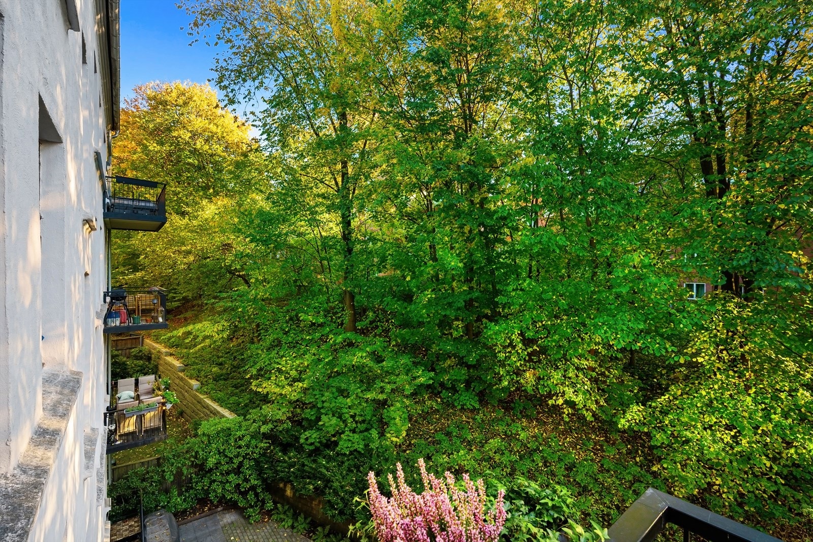 Balkongen er vendt mot hyggelig grøntdrag og bort fra vei. Galleribilde