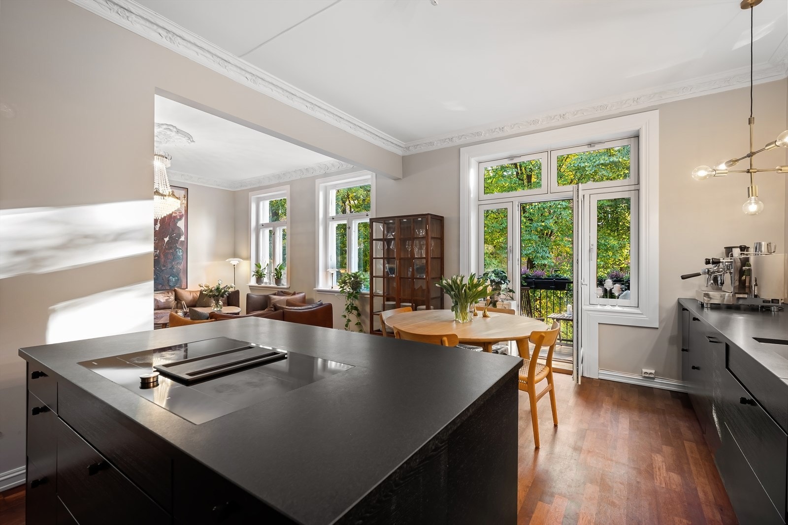 Det er direkte adkomst til balkong fra kjøkkenet. Galleribilde