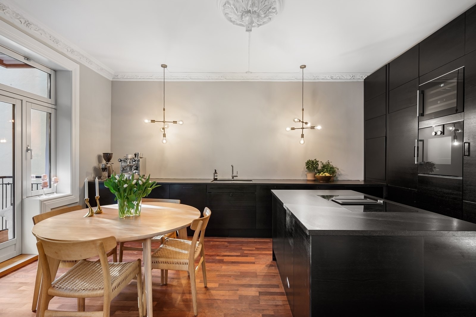 Velutstyrt Epoq kjøkken med kjøkkenøy. Galleribilde