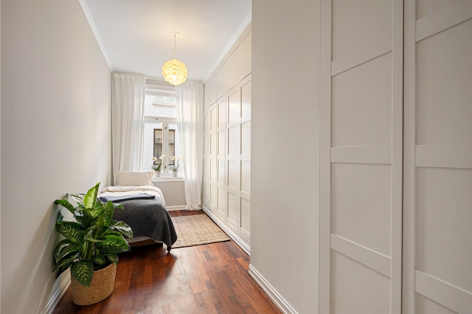 Soverom 3 med tilpasset garderobeskap. Perfekt som gjesterom eller hjemmekontor. Galleribilde