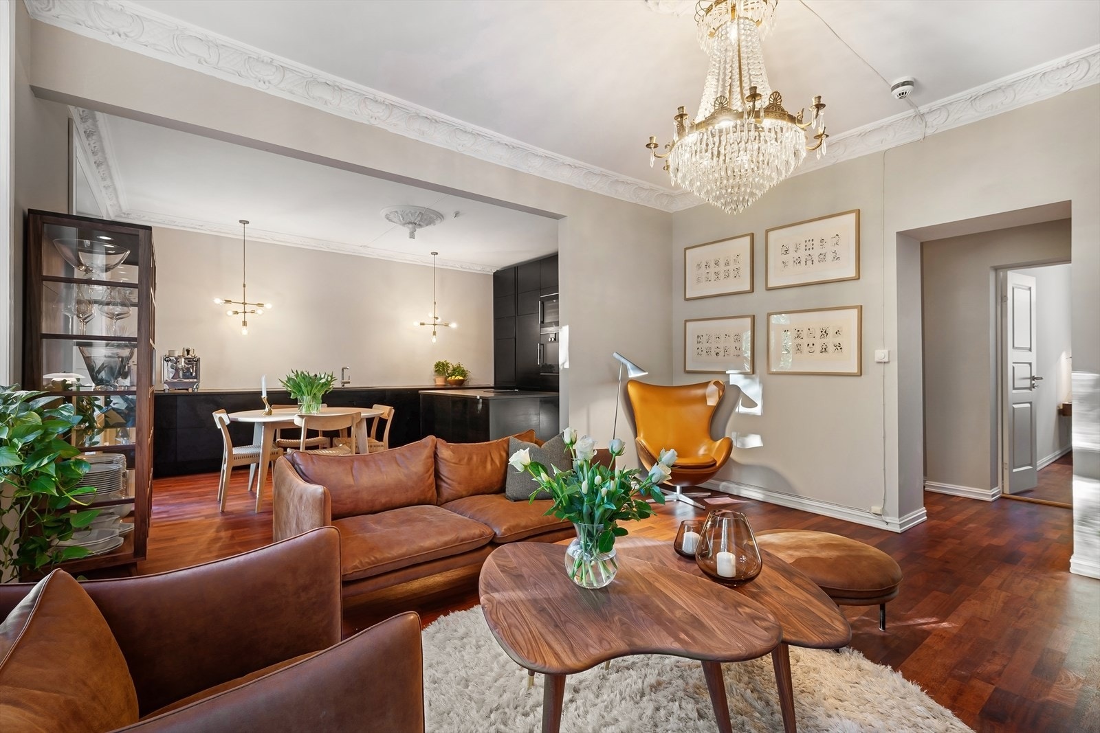 Klassiske detaljer som rosett og stukkatur. Galleribilde