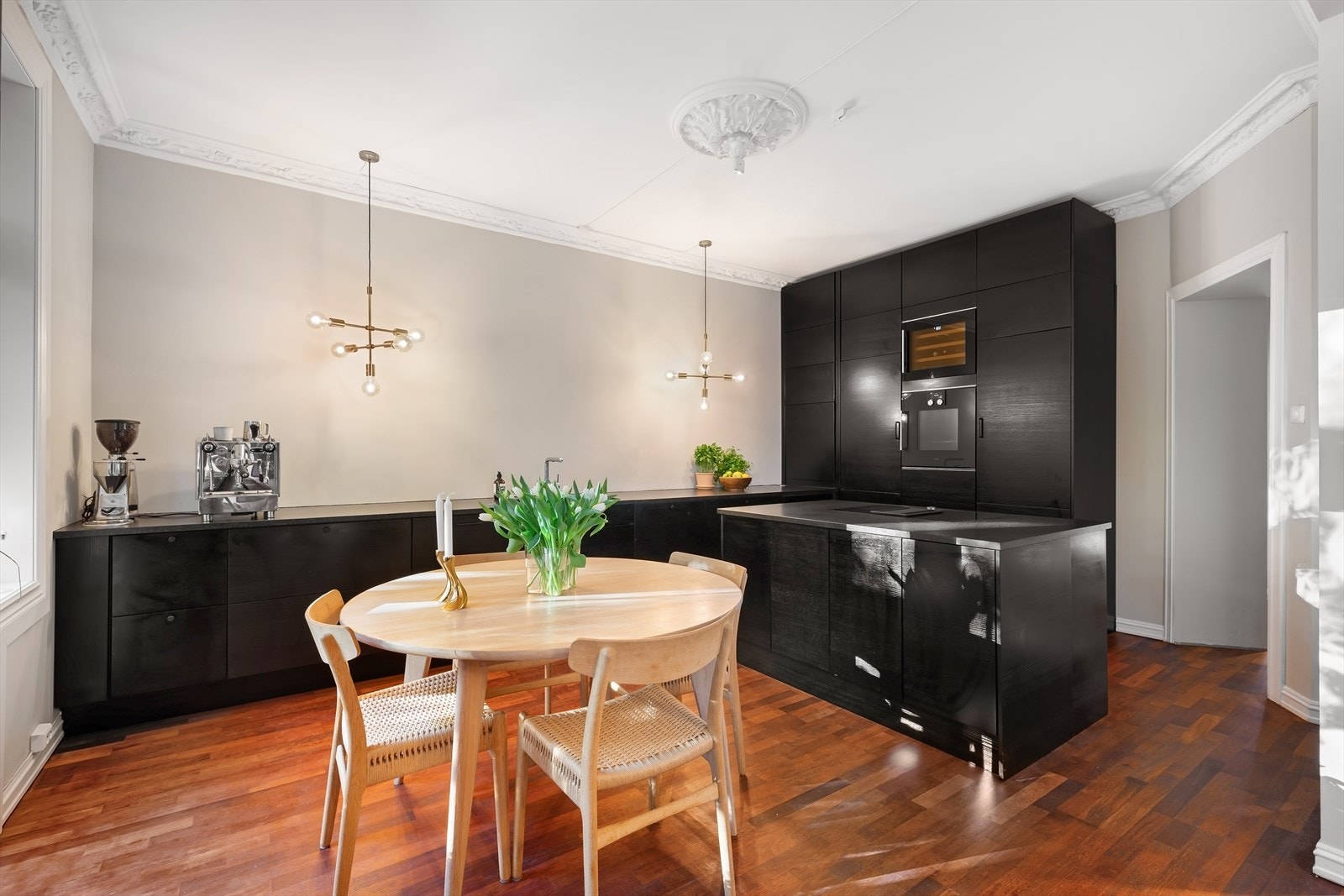 Praktisk kjøkkenøy med granitt benkeplate med induksjon platetopp. Galleribilde