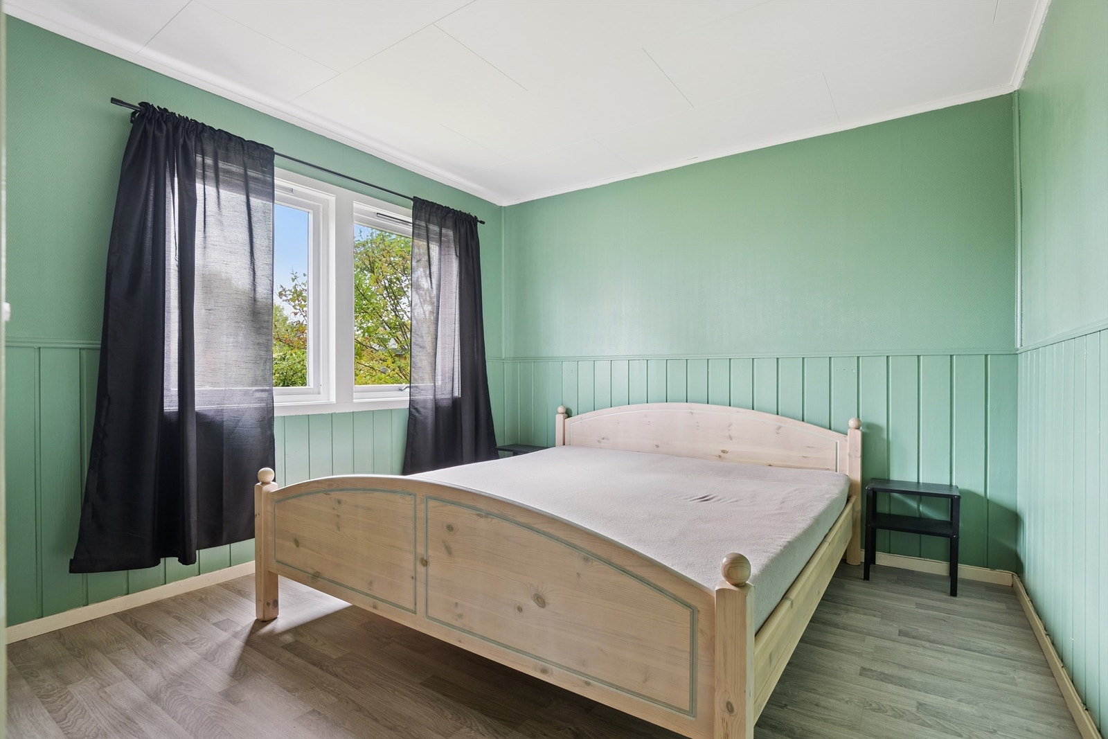 Soverommet som ligger i 1. etasje er romslig med god plass til dobbeltseng og garderobe. Galleribilde