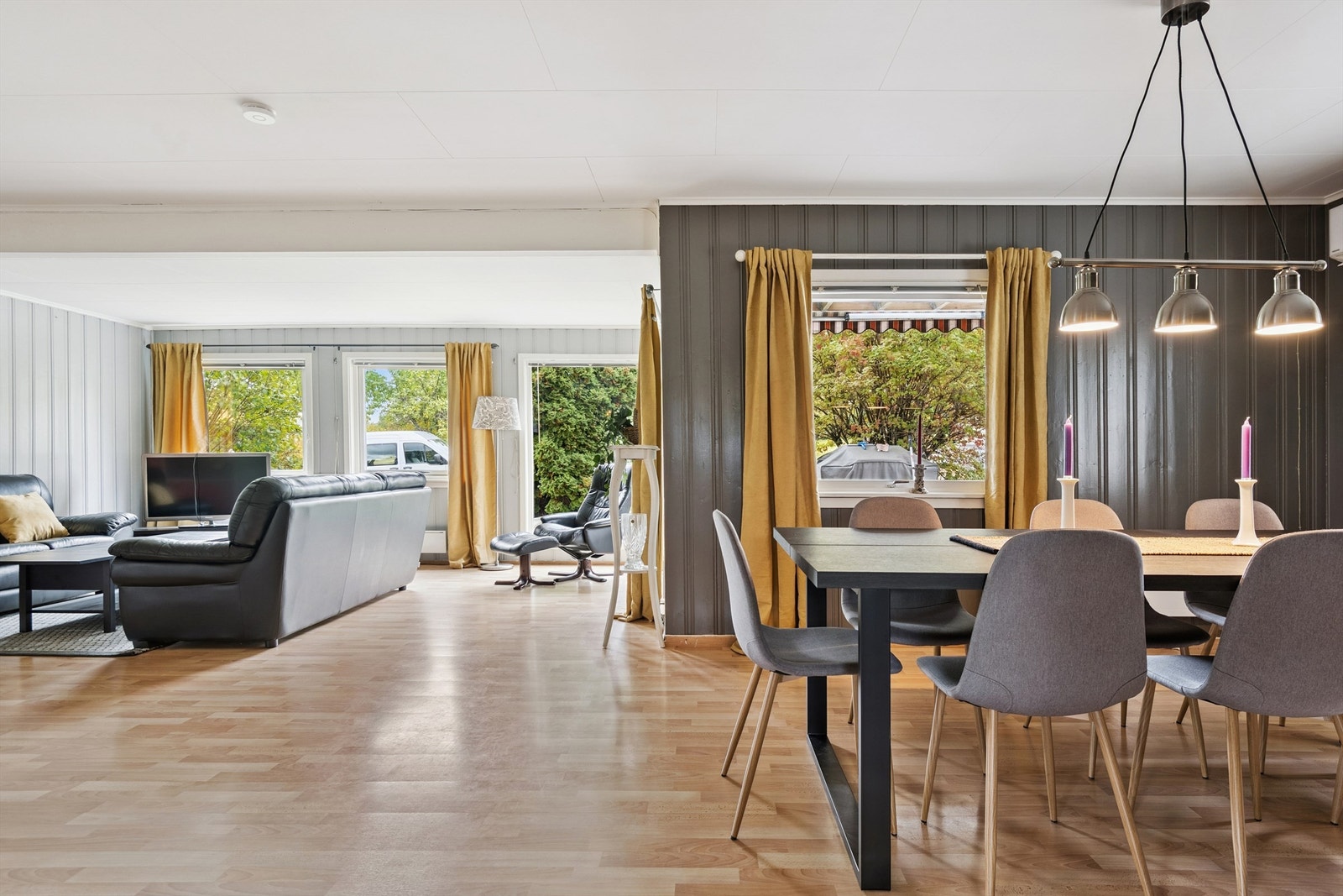 Spisestuen har god plass til en større spisegruppe og er et naturlig samlingspunkt. Galleribilde