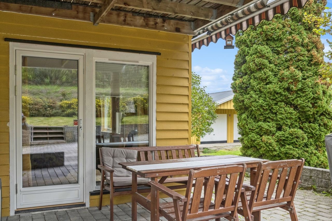 Den steinlagte og sørvendte terrassen på 25 m² er en fin forlengelse av stuen. Galleribilde