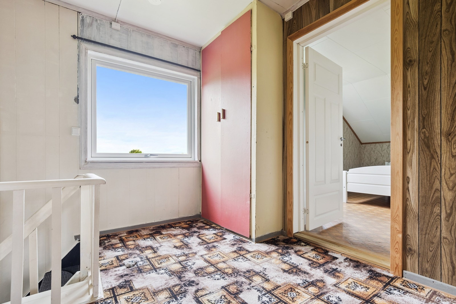 2. etasje har behov for renovering og modernisering.
Vi kommer opp til en gang som fordeler tilgang til etasjens rom. Galleribilde