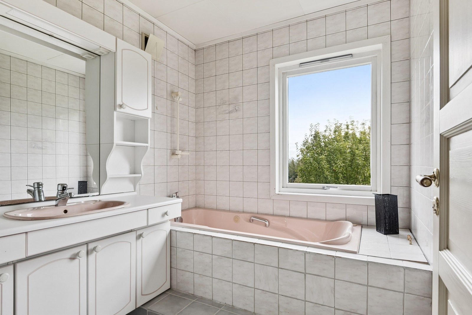 Det andre badet i etasjen er utstyrt med badekar. Galleribilde