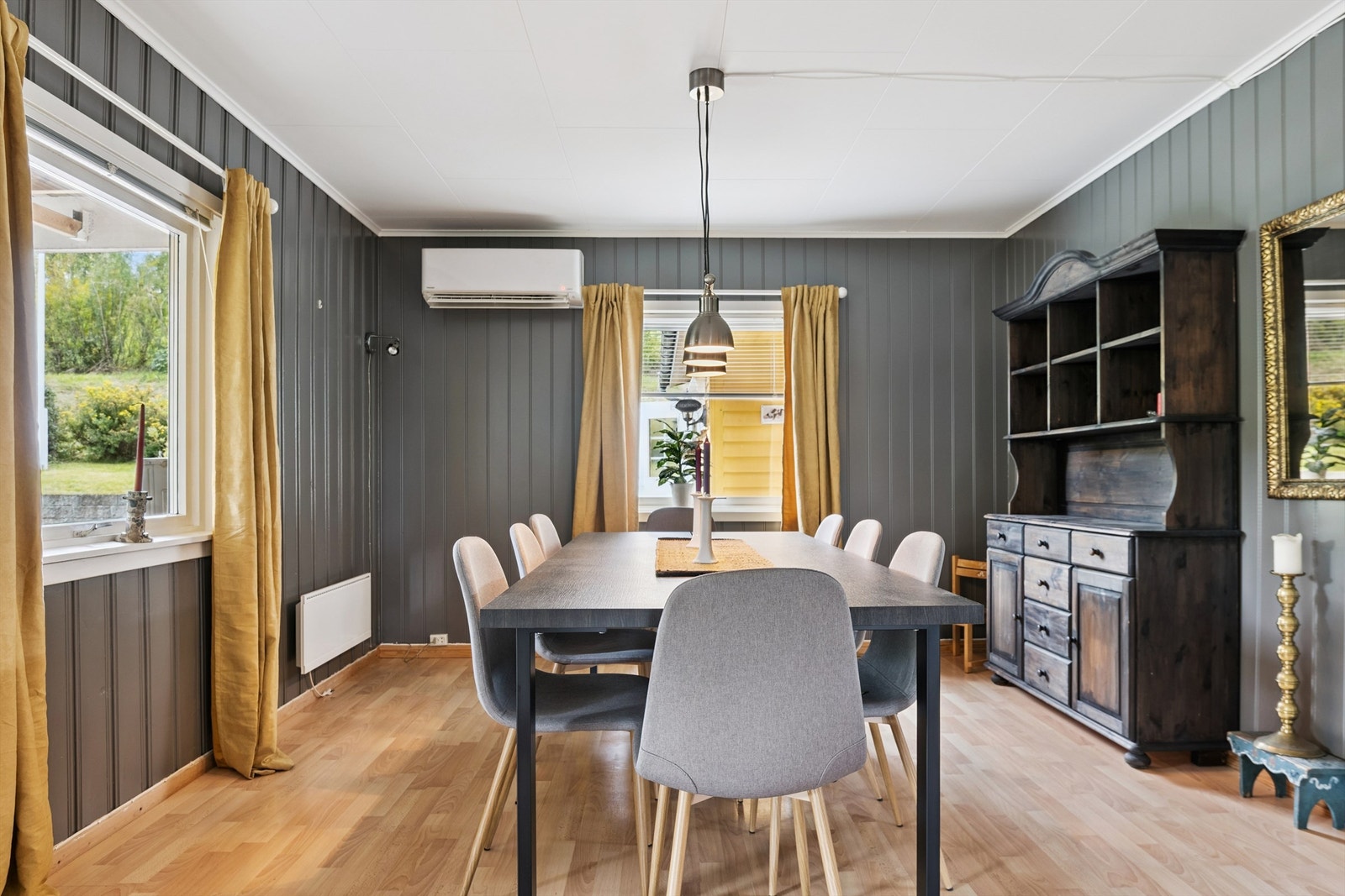 Ved spisestuen er det montert en nyere varmepumpe for effektiv oppvarming. Galleribilde