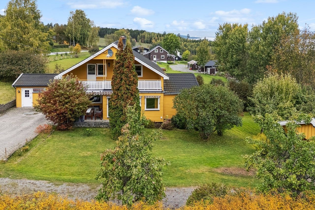 Eiendommen ligger i et landlig og åpent landskap, og inkluderer en enebolig og et separat garasjebygg med isolert verksted. Galleribilde