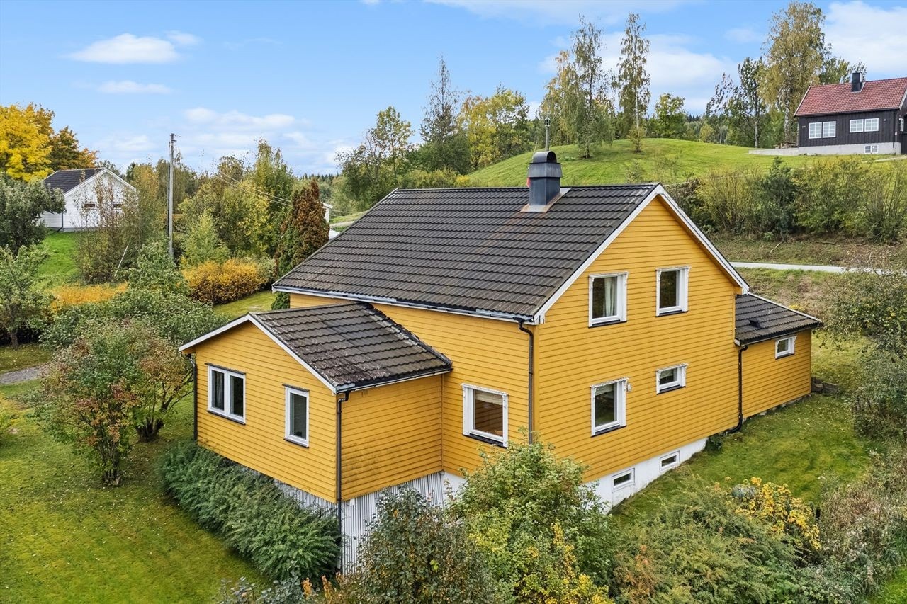 Boligen er opprinnelig fra 1953, med senere tilbygg i 1988 og 2014. Galleribilde