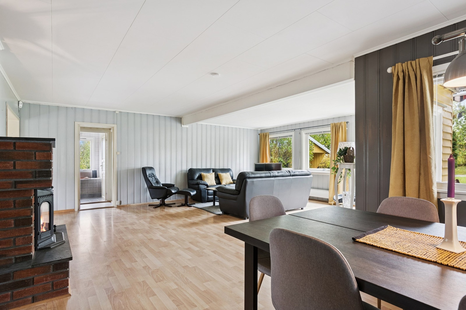 De ulike sonene i rommet gir fleksible møbleringsmuligheter for både sofagruppe og spisebord. Galleribilde