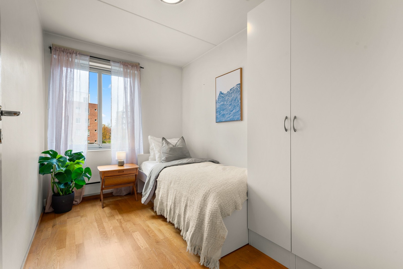Soverom II har også plass til dobbeltseng om ønskelig. Medfølgende garderobeløsning. I tillegg har leiligheten en innvendig bod samt disponibel kjellerbod på 5 kvm. Galleribilde