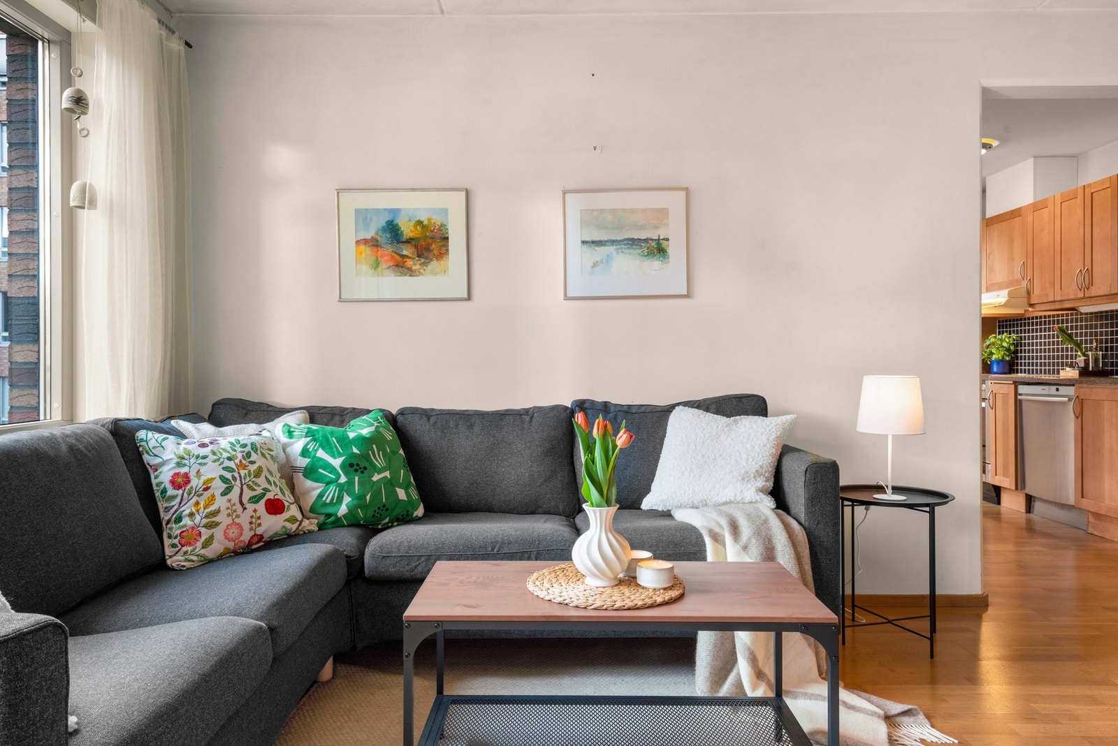 Det er god plass til romslige sofa- og medieløsninger i stuen samt eget spisebord. Galleribilde