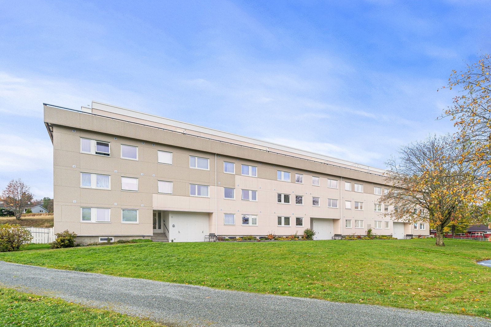 Borettslaget leier ut 76 garasjer og 142 parkeringsplasser. Tildeling av parkeringsplass skjer gjennom søknad til styret. Galleribilde