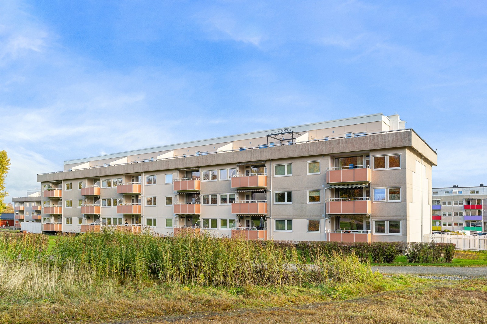 Leiligheten ligger svært fint til på Byåsen og har kort veg til det meste av fasiliteter, blant annet butikksenter, Bymarka, Kollektivtilbud, Høyskole/Universitet og idrettsanlegg. Galleribilde