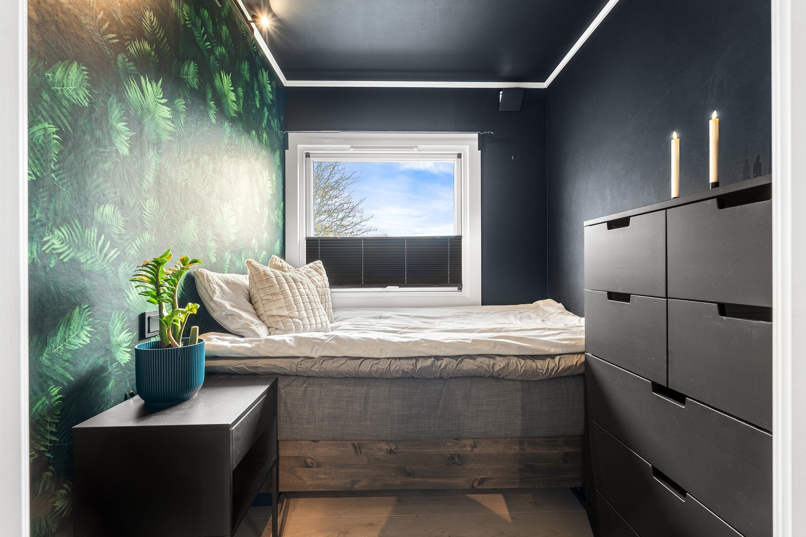 Arealeffektivt soverom på 5 m², plass til både dobbeltseng og garderobeløsninger. Galleribilde