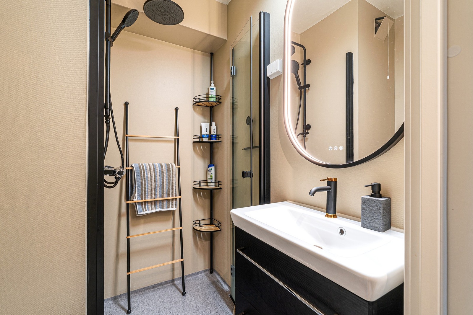 Praktisk baderom med behagelig gulvvarme. Galleribilde