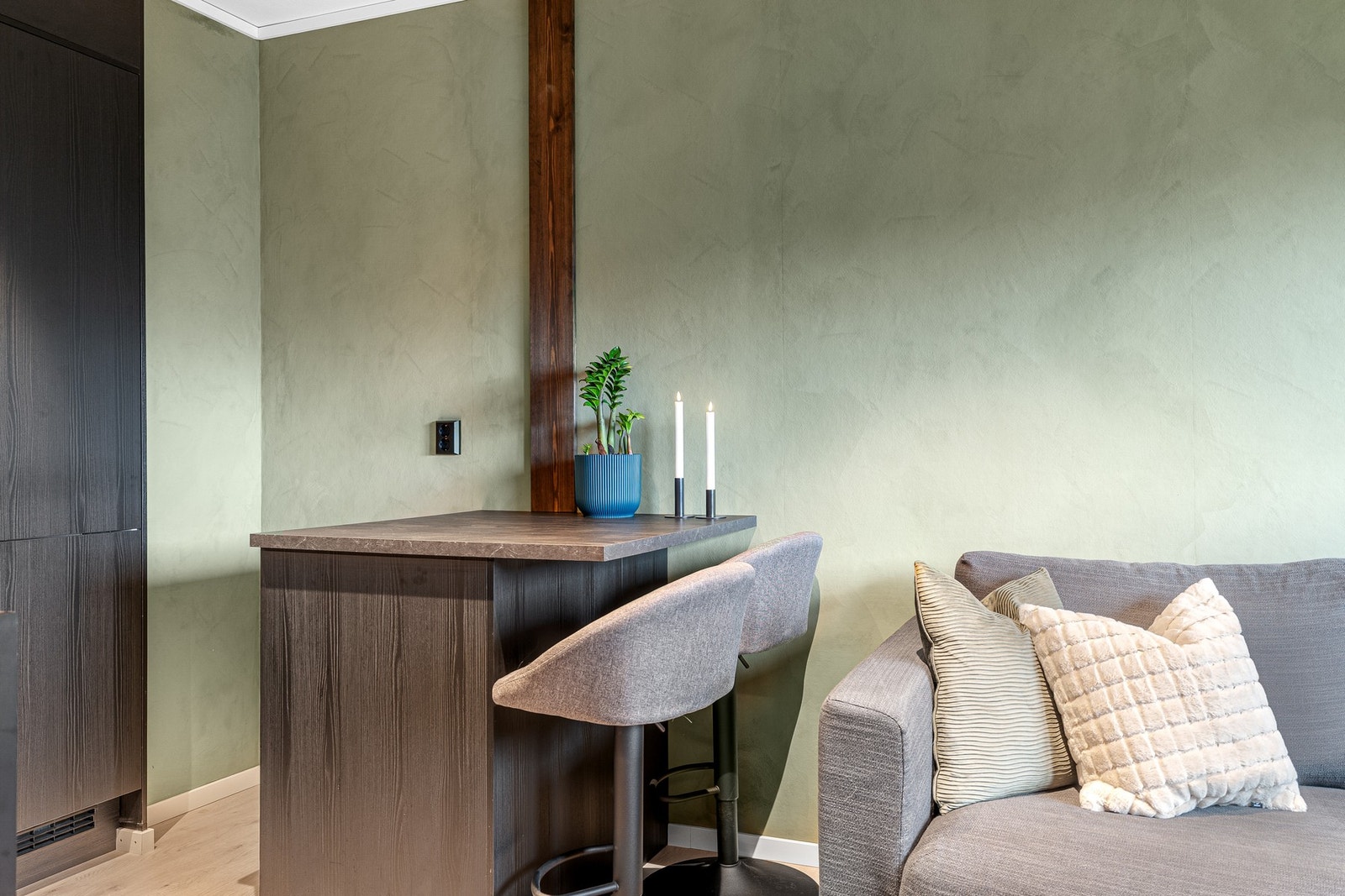 Åpen stue- kjøkkenløsning på 20 m² med koselig kjøkkenøy som kan benyttes som spisebord. Galleribilde