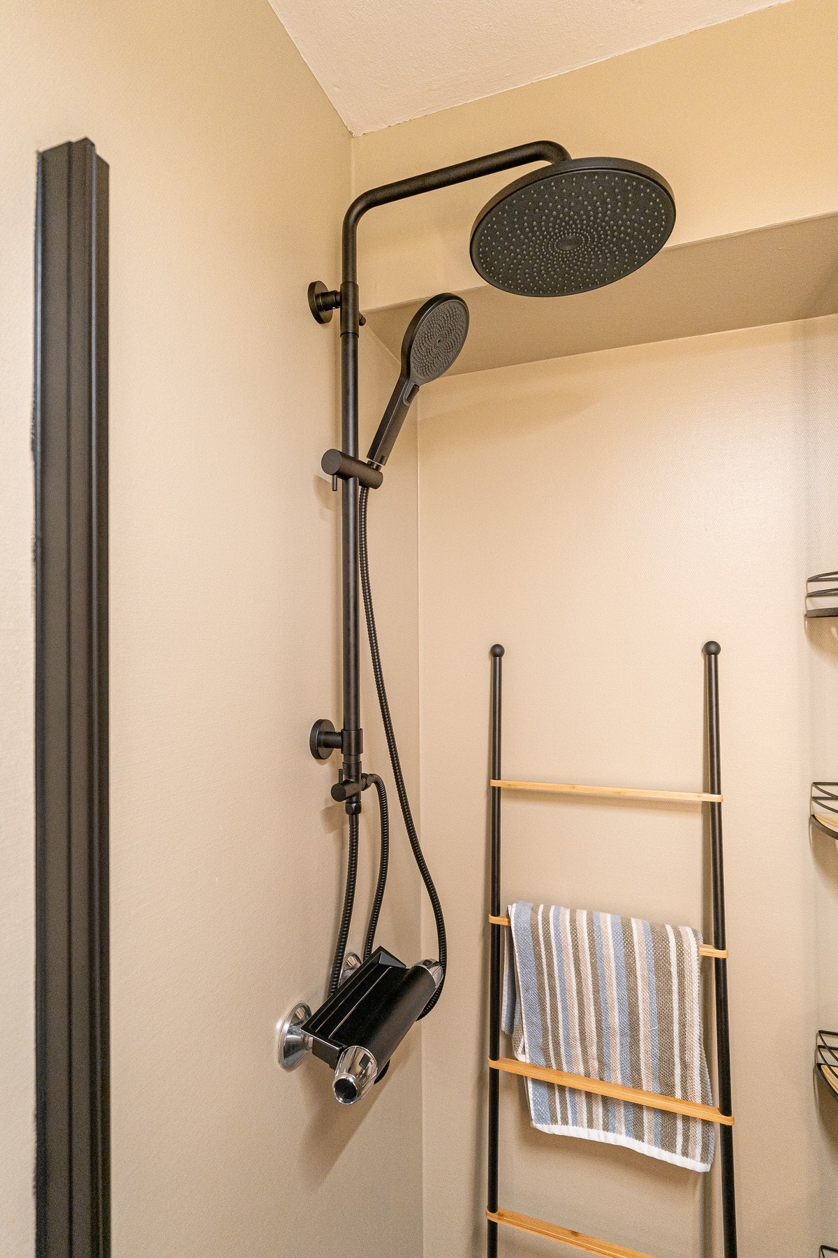 Lekker dusj, utstyrt med dusjhode, hånddusj og innfellbar dusjdør. Galleribilde