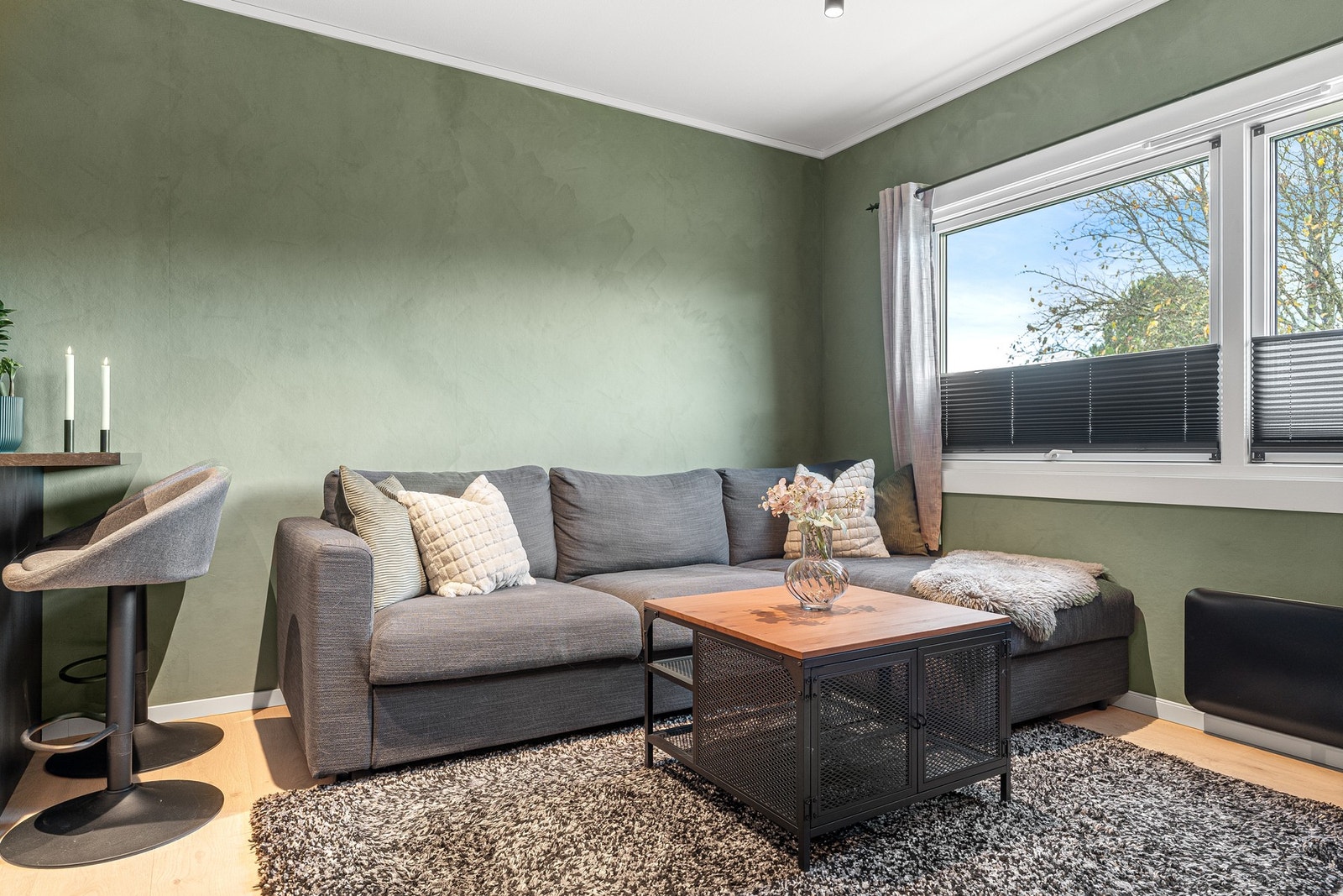 Romslig stue med plass til ønsket sofagruppe. Galleribilde