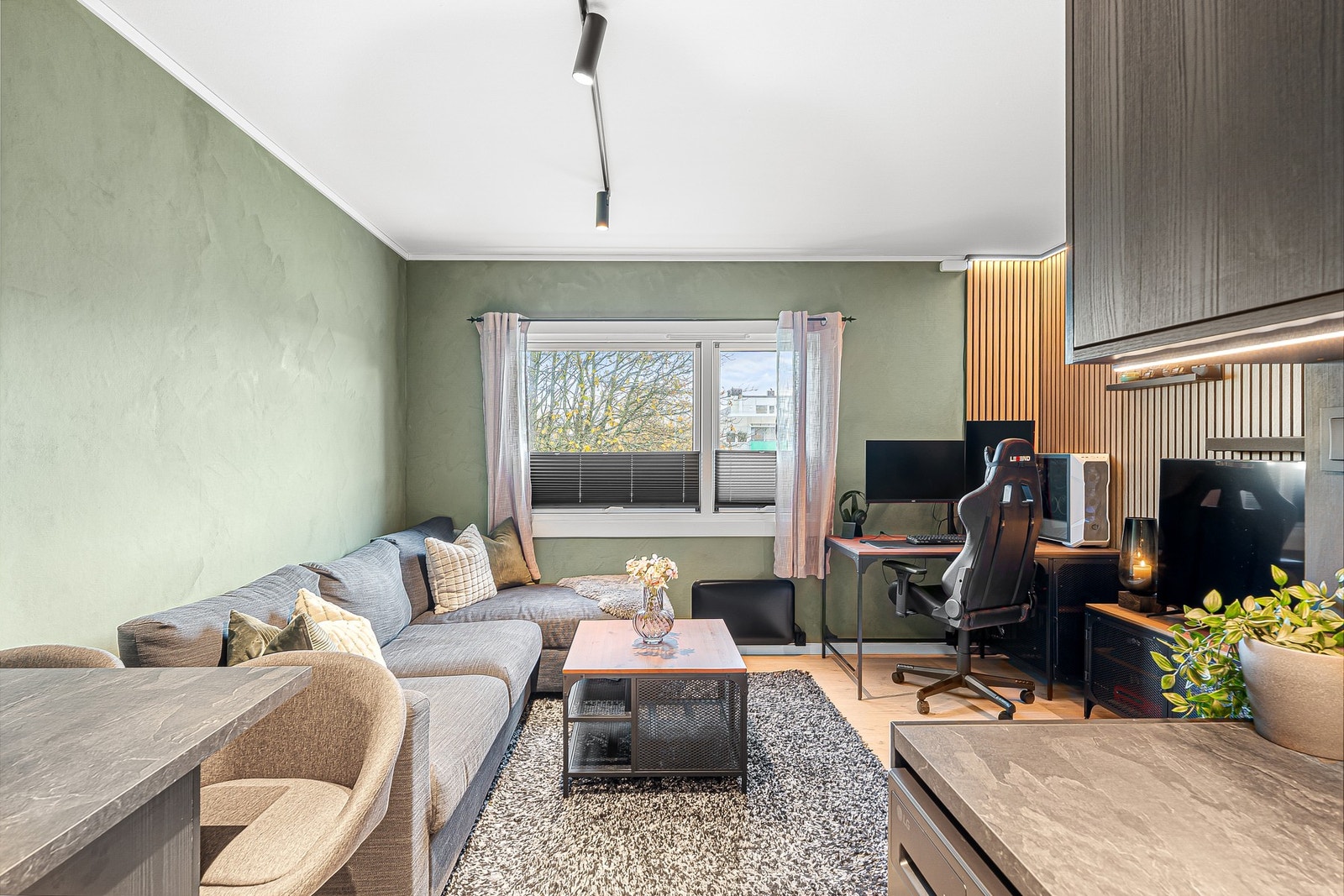 Leiligheten har store vindusflater fra 2022, som slipper inn rikelig med naturlig lys. Galleribilde