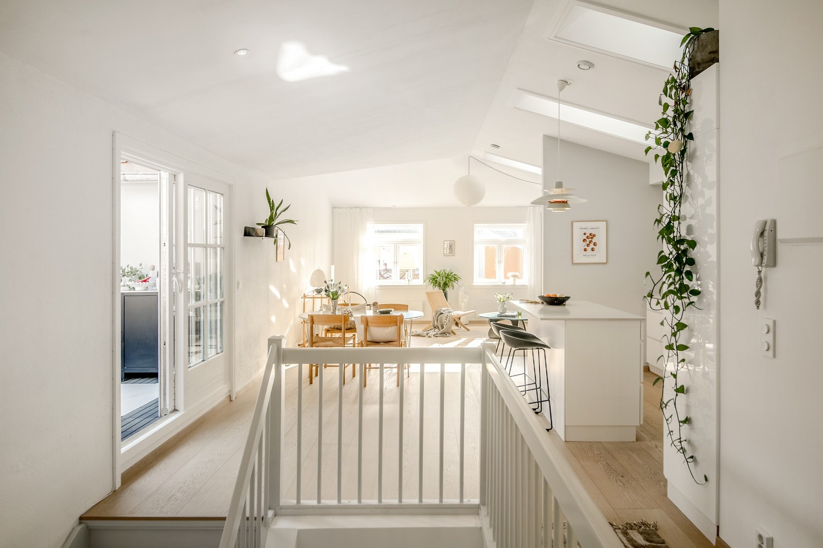 Stuen utgjør et lyst og innbydende oppholdsrom med store vindusflater som gir sol og naturlig lysinnslipp gjennom hele dagen. Galleribilde