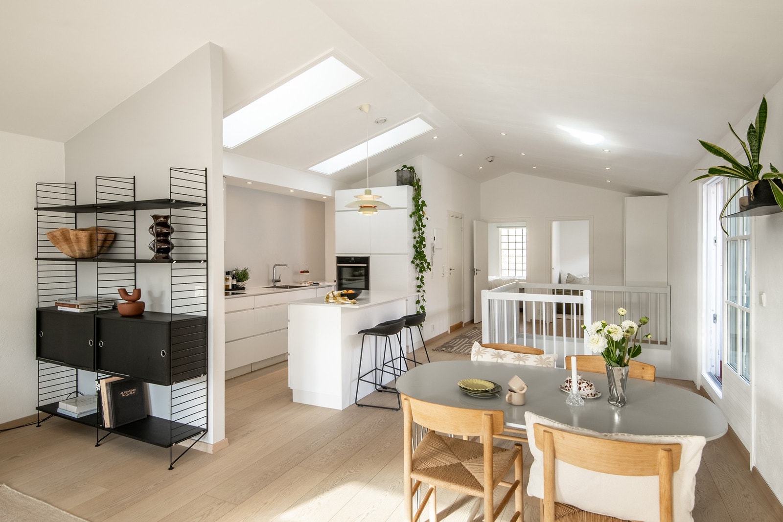 Stuen har en åpen løsning mot kjøkkenet, og byr på svært gode innredningsmuligheter. Galleribilde