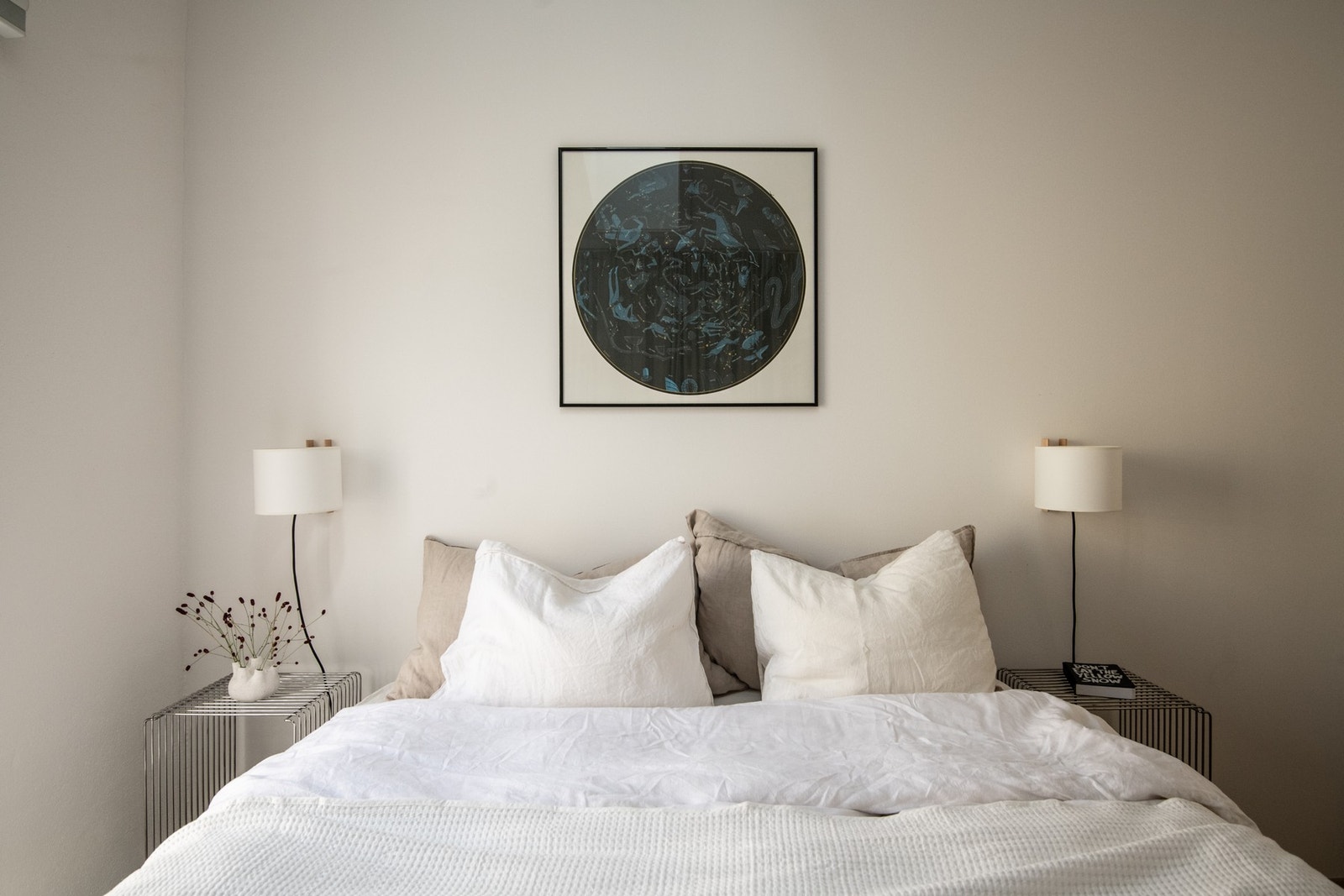 Her er det plass til en dobbeltseng med nattbord på hver side, samt et romslig garderobeskap. Galleribilde
