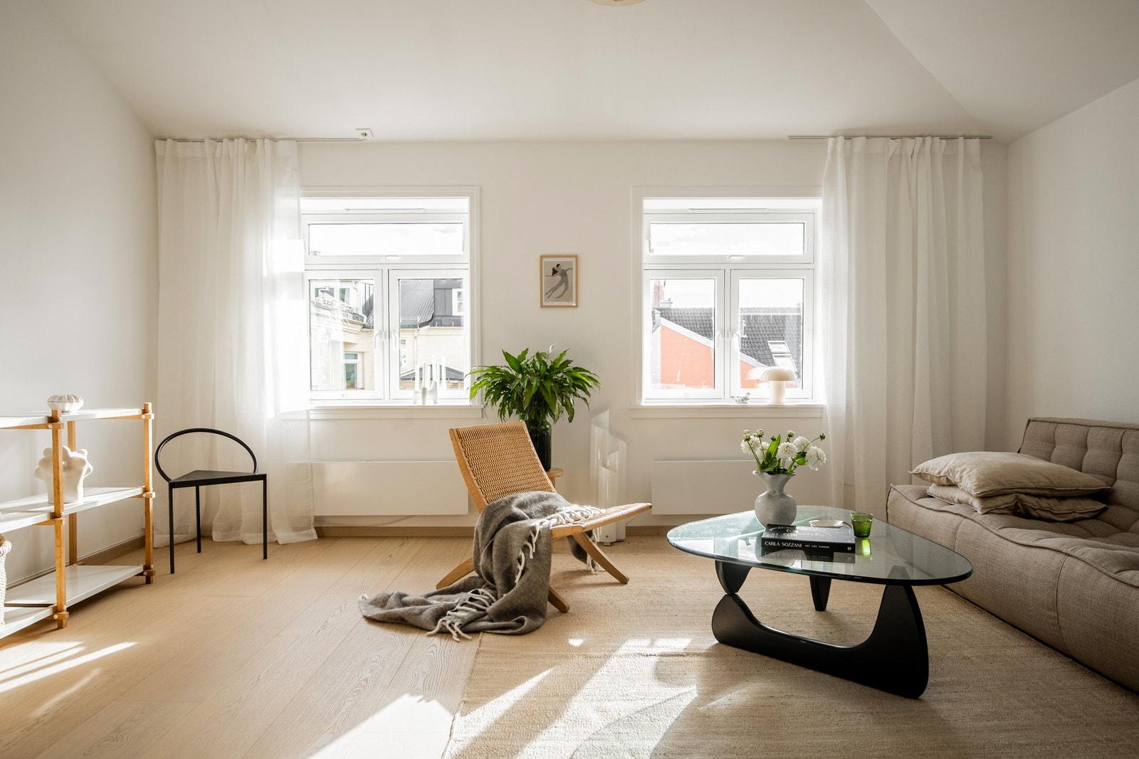 Stuen er et fleksibelt og sosialt rom med plass til flere soner for både avslapning og selskapelighet. Galleribilde