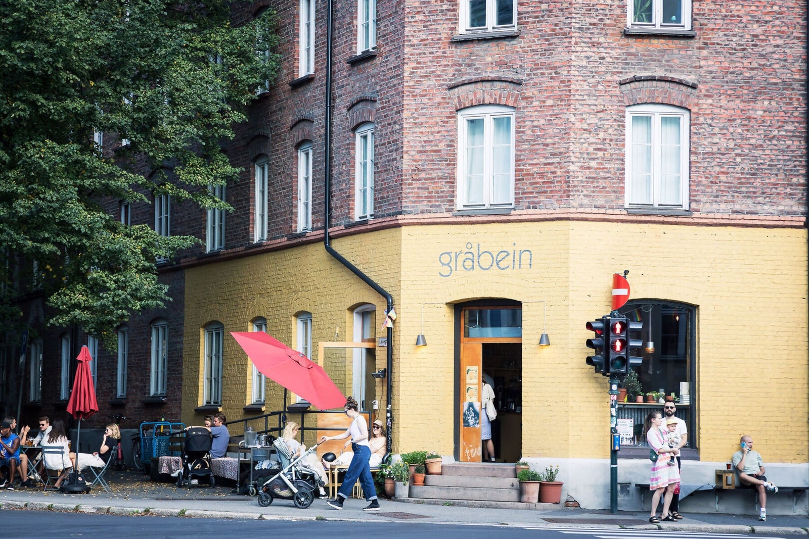I kort avstand fra leiligheten finner man flere koselige lokale kafeér, her Gråbein. Galleribilde