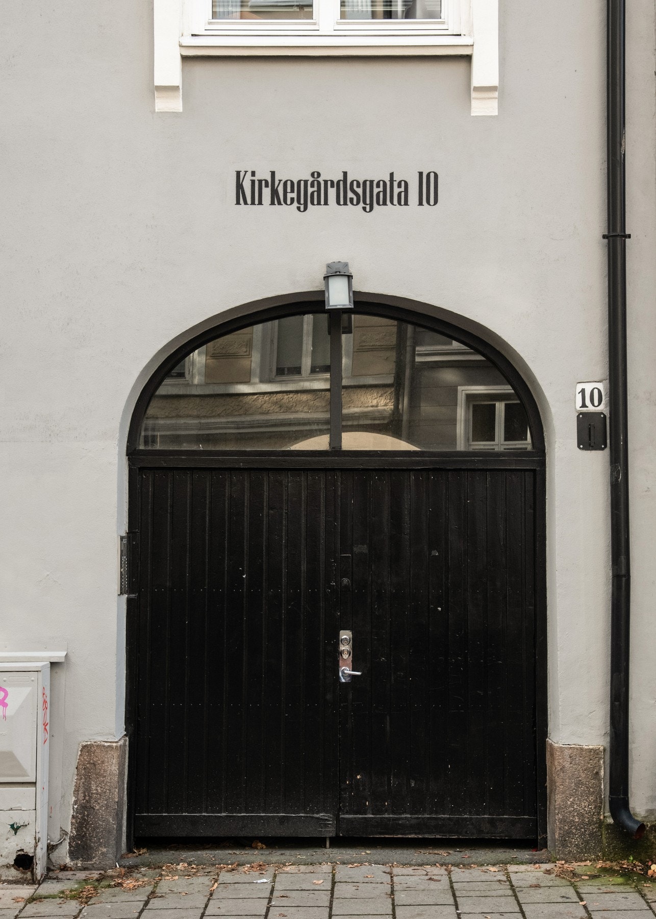 Leiligheten er en del av en klassisk bygård fra 1913, med loftsutbygging gjennomført i 2002. Galleribilde