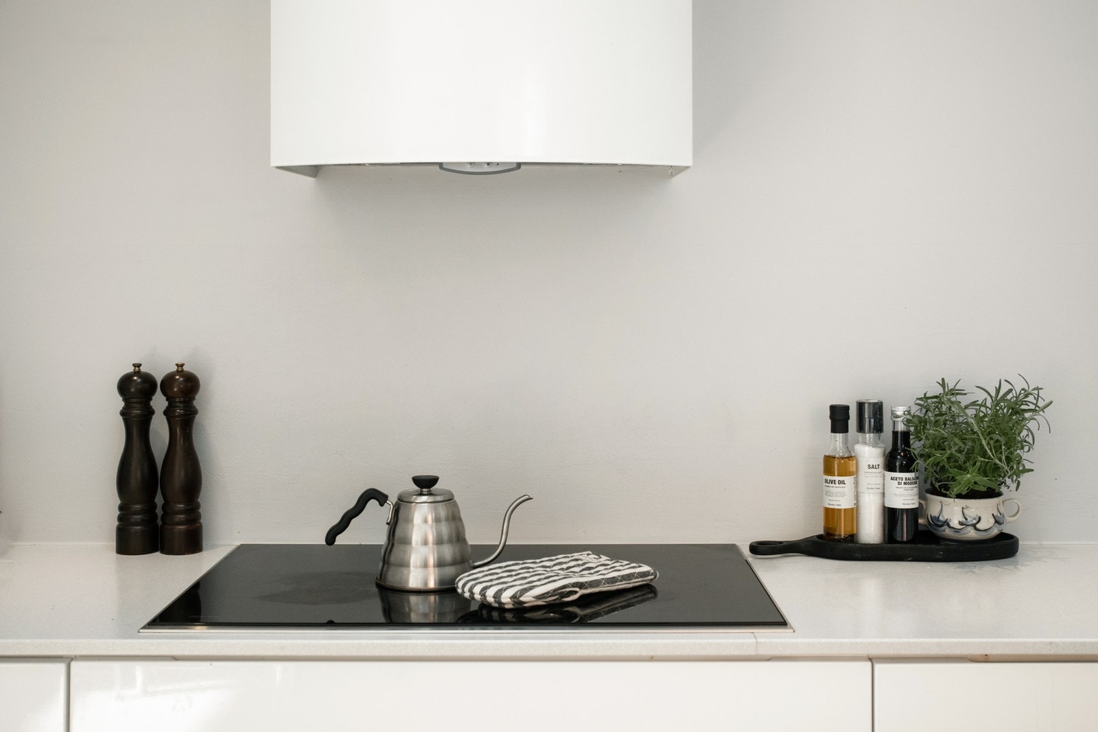 Her får du solide arbeidsflater med benkeplate i slitesterk kompositt. Galleribilde