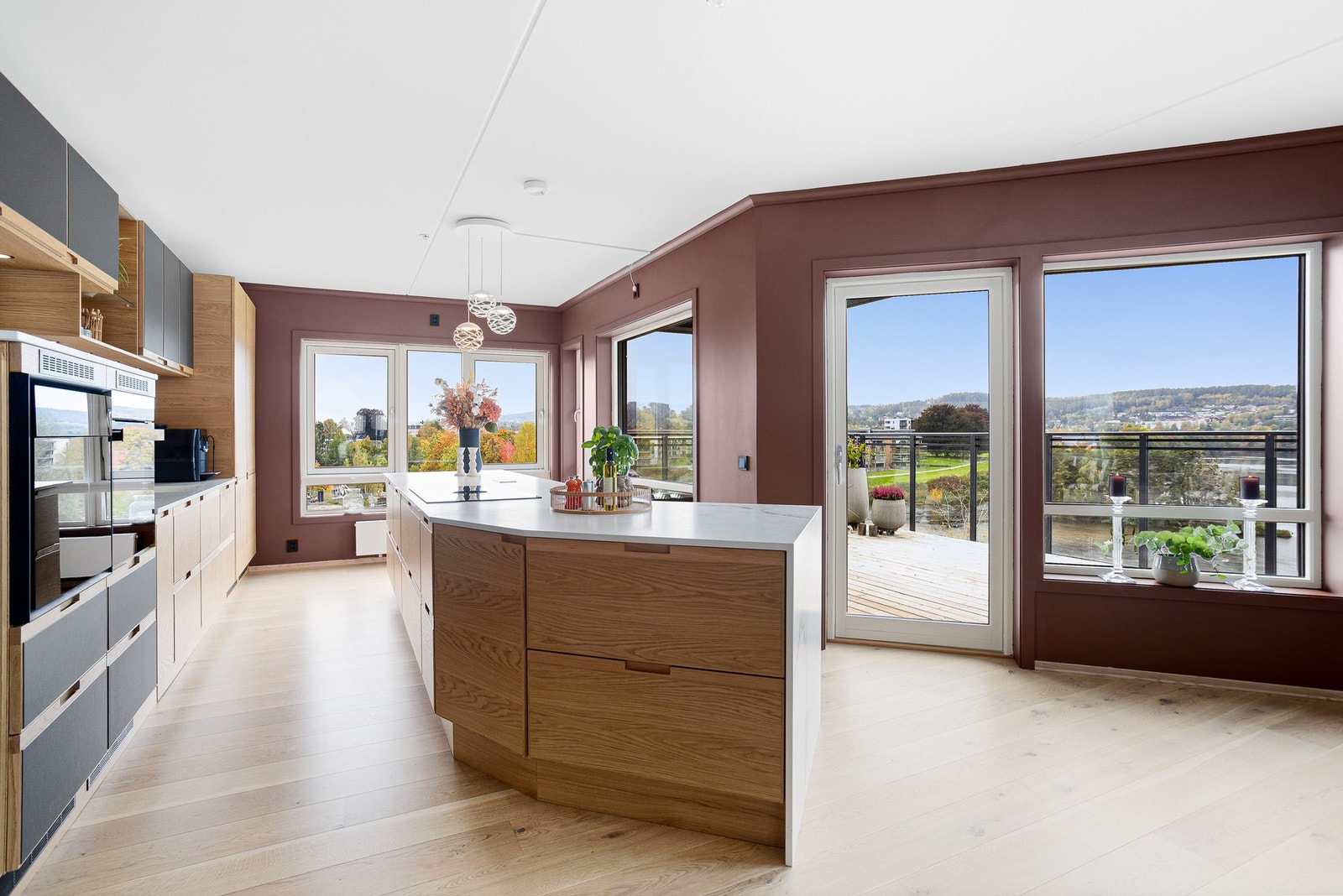 Kjøkkenets innredning inneholder godt med oppbevaringsplass i skap og skuffer, det er montert sokkelskuffer i nedre del av innredning Galleribilde