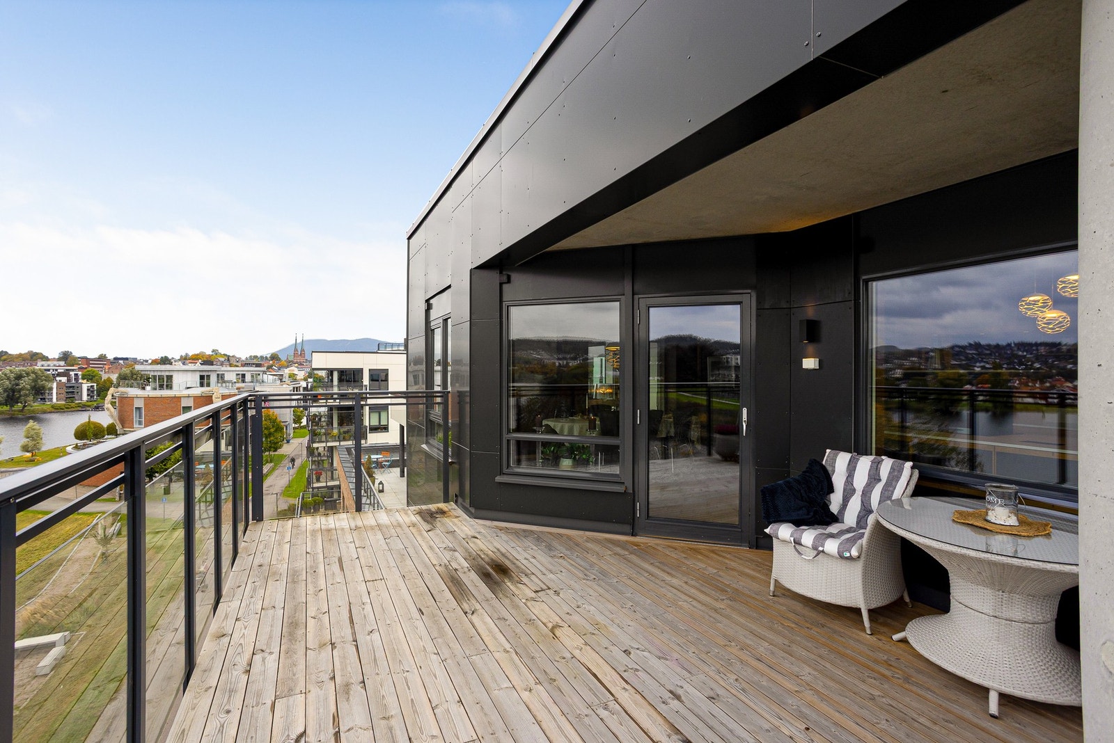 Leiligheten har to terrasser, dette er den minste med utgang fra kjøkken og spisestue Galleribilde