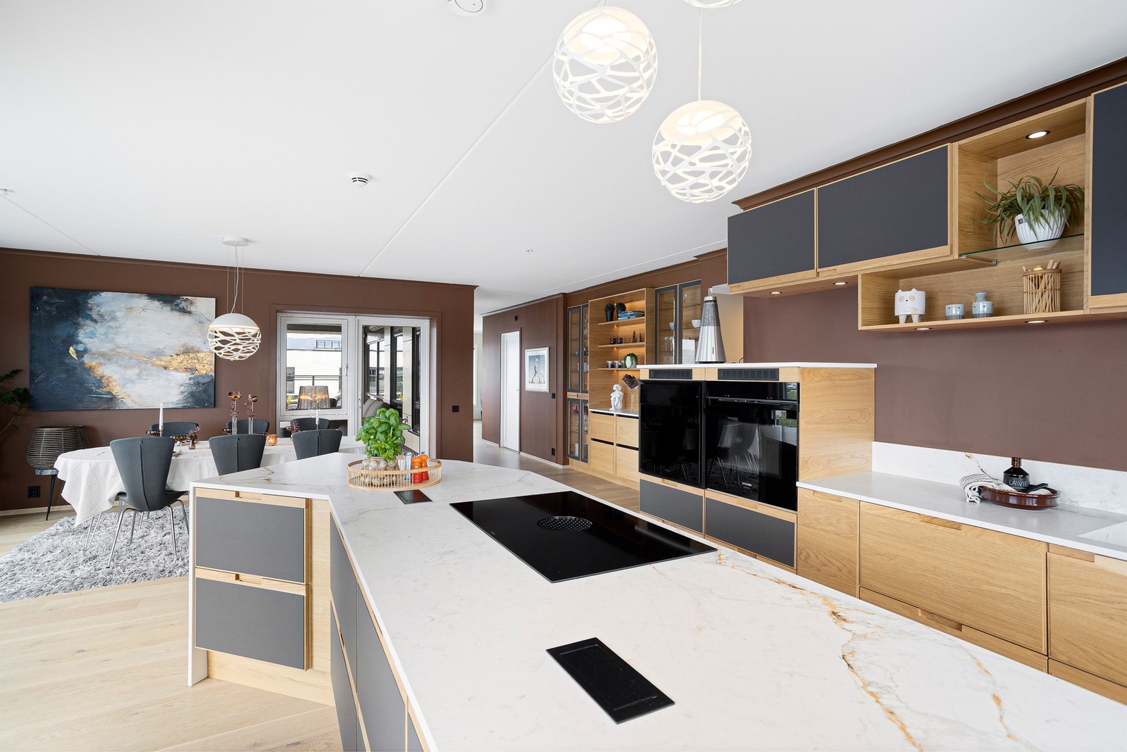 Påkostet med integrerte hvitevarer som gir deg alt du kunne tenke deg i et kjøkken Galleribilde