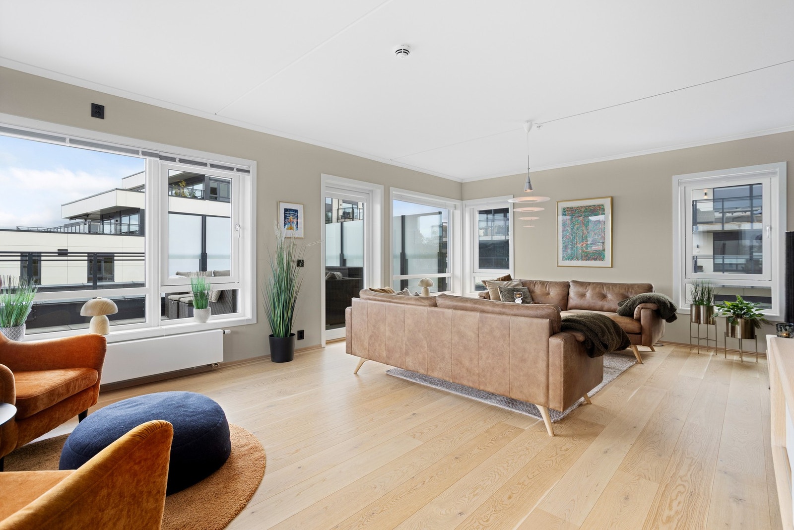 Stuen med utgang til terrasse, her er det en stavs eike parkett på gulv Galleribilde