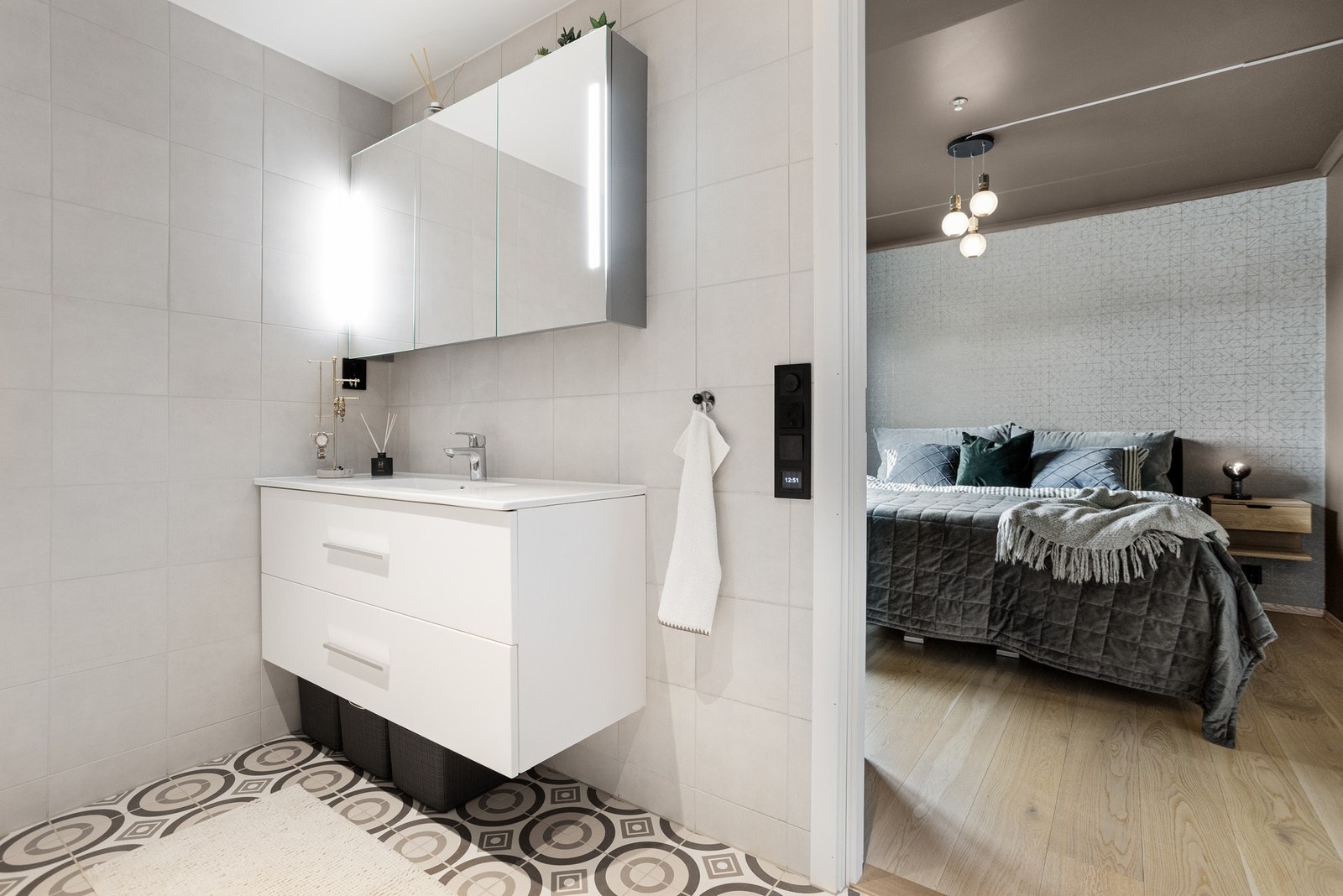 Innredning med skuff- og skap plass, i tillegg til speil Galleribilde