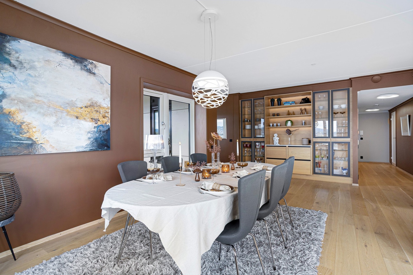 Spisestuen gir gode muligheter for fine middags kvelder rett ved kjøkkenet Galleribilde