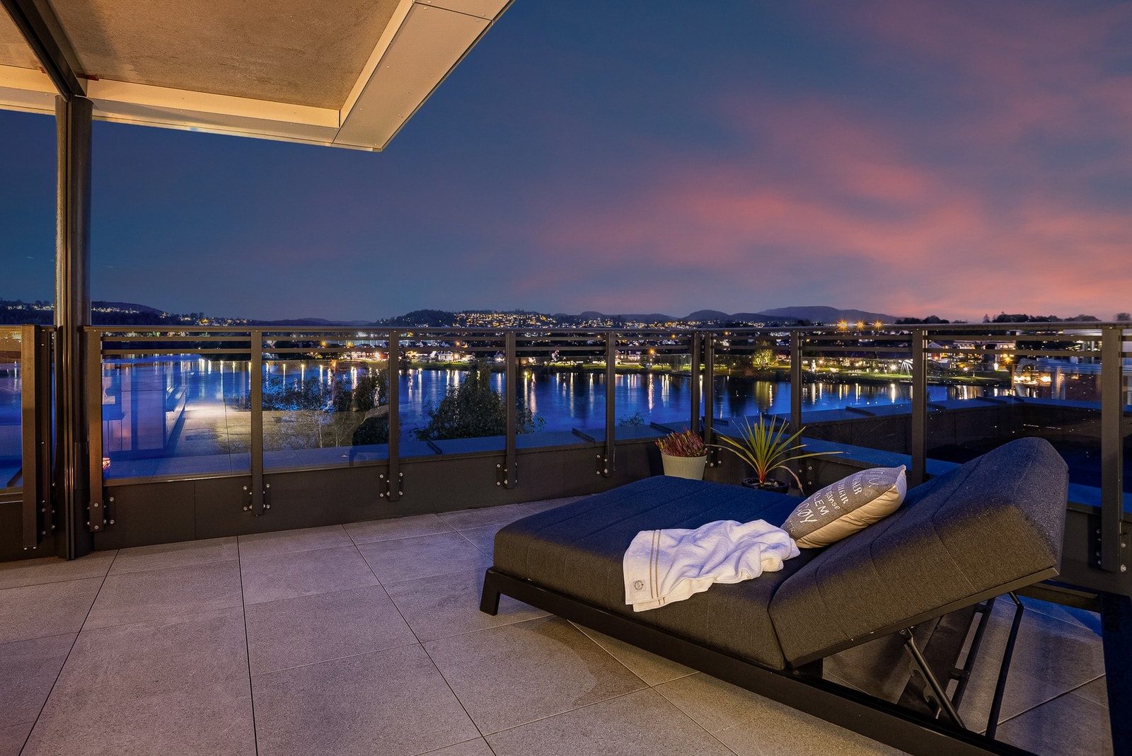 Keramiske flisheller 60x60 på terrassse Galleribilde