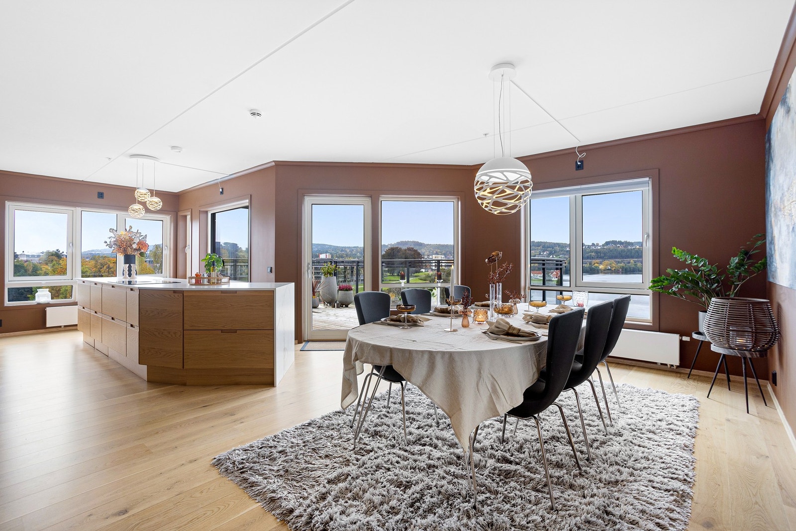 Flott spisestue og kjøkken i åpen løsning Galleribilde
