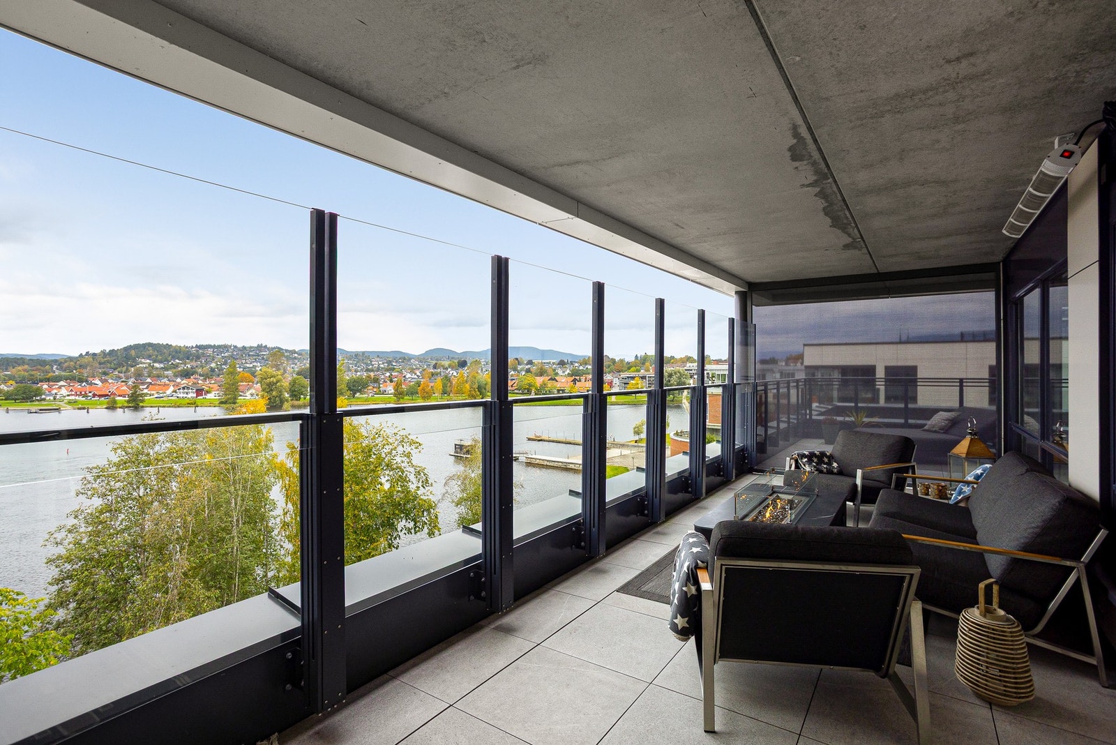 Her illustreres det hvor høyt rekkverket kan gå med pop-up funksjonen, i tillegg til screen som skjermer for nabobygg Galleribilde