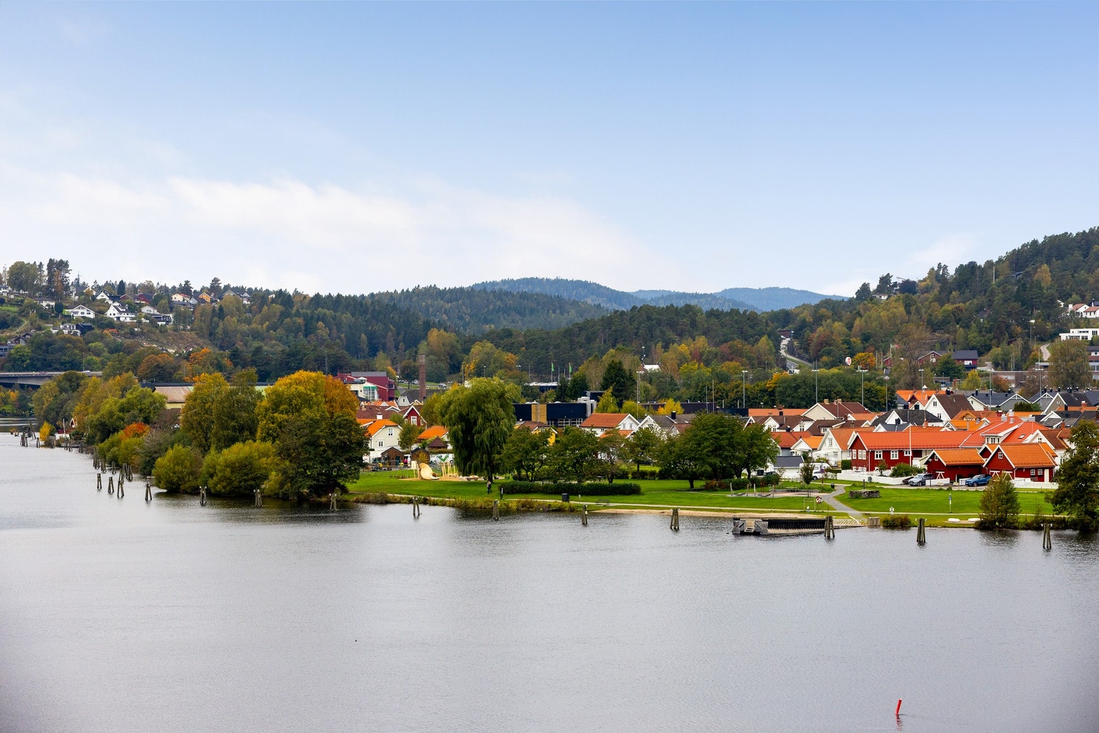 Man kan nyte fine turer langs vannet i nærområdet Galleribilde