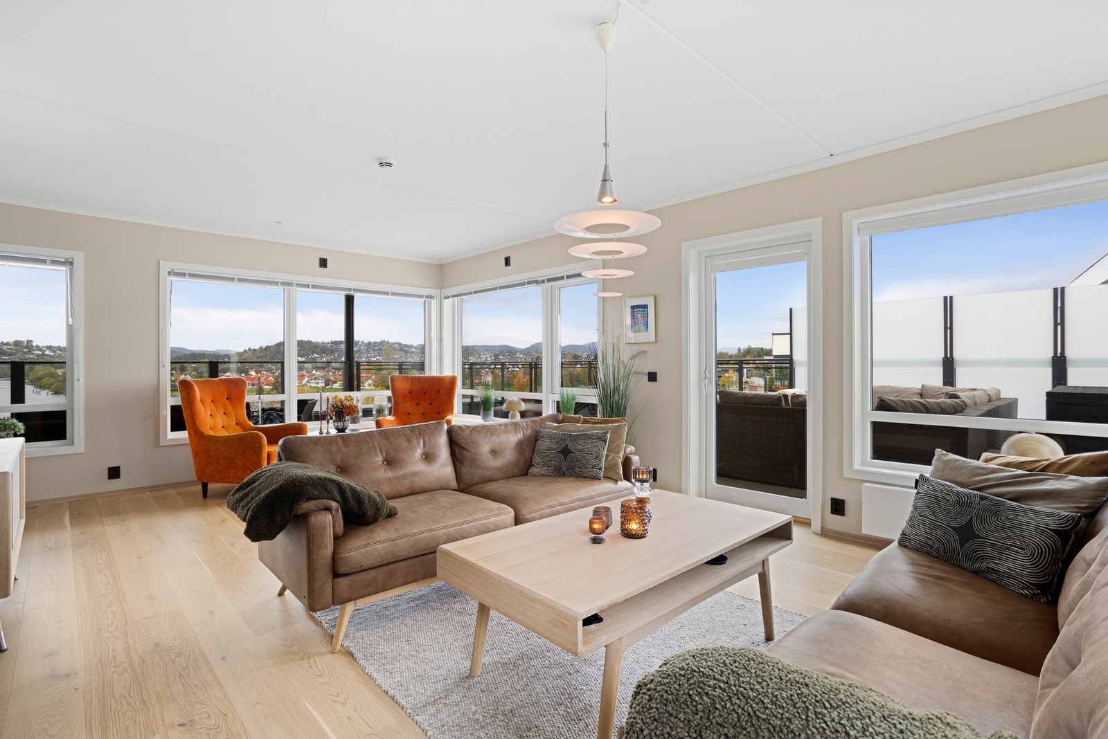 Rommet fremstår som lyst, da det slipper til mye naturlig lys utenfra Galleribilde