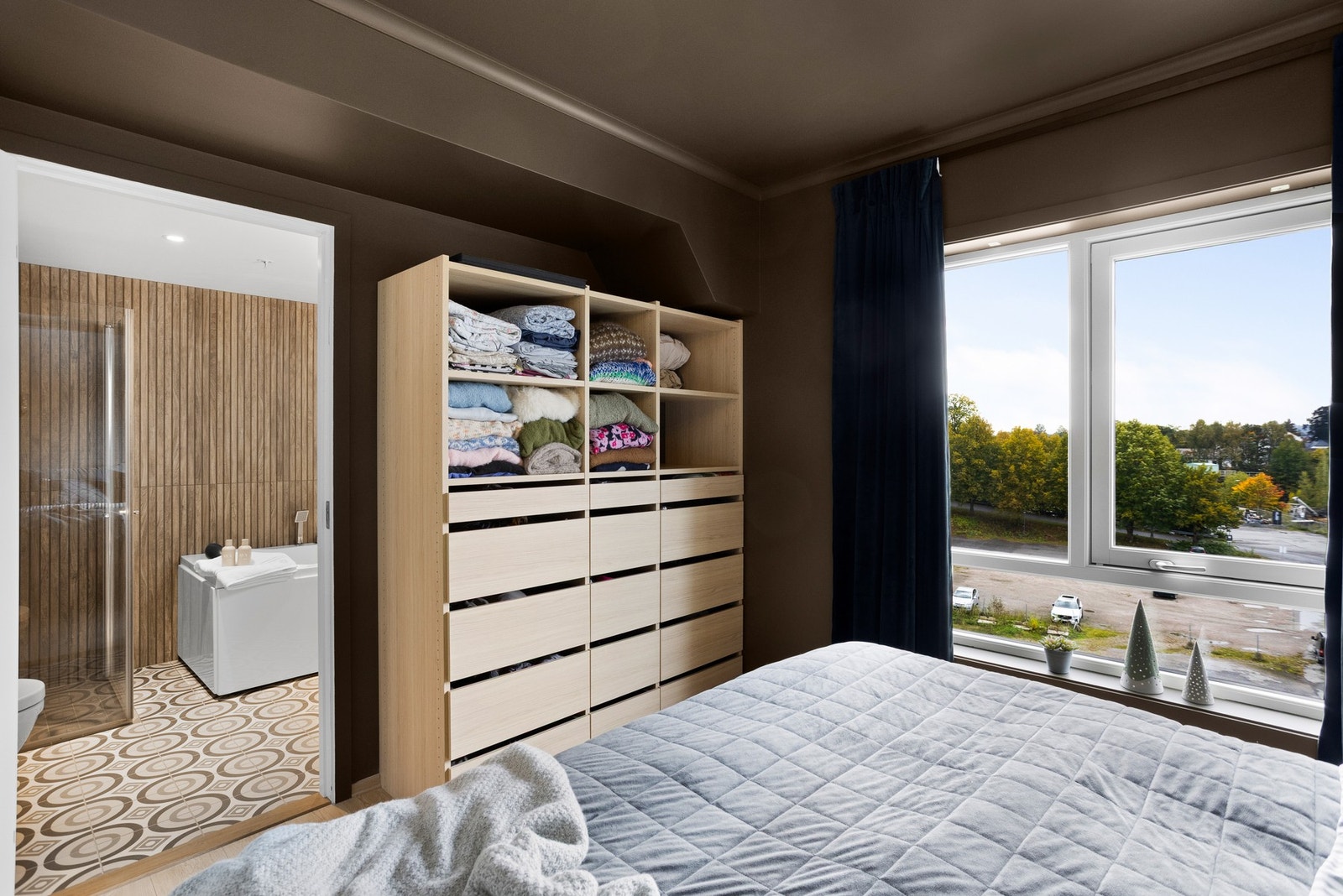 Rommet er av god størrelse, det er en gang inn til soverommet hvor det er flere muligheter for skap og oppbevaring Galleribilde