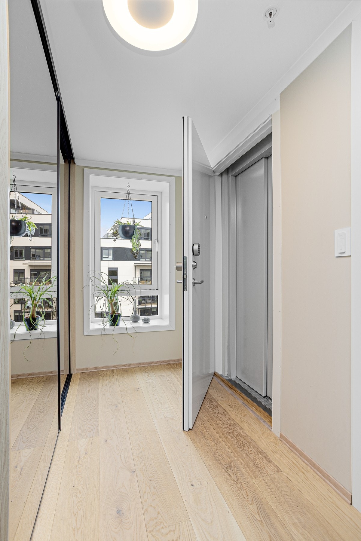 Entrè til leiligheten via heis som går rett inn Galleribilde