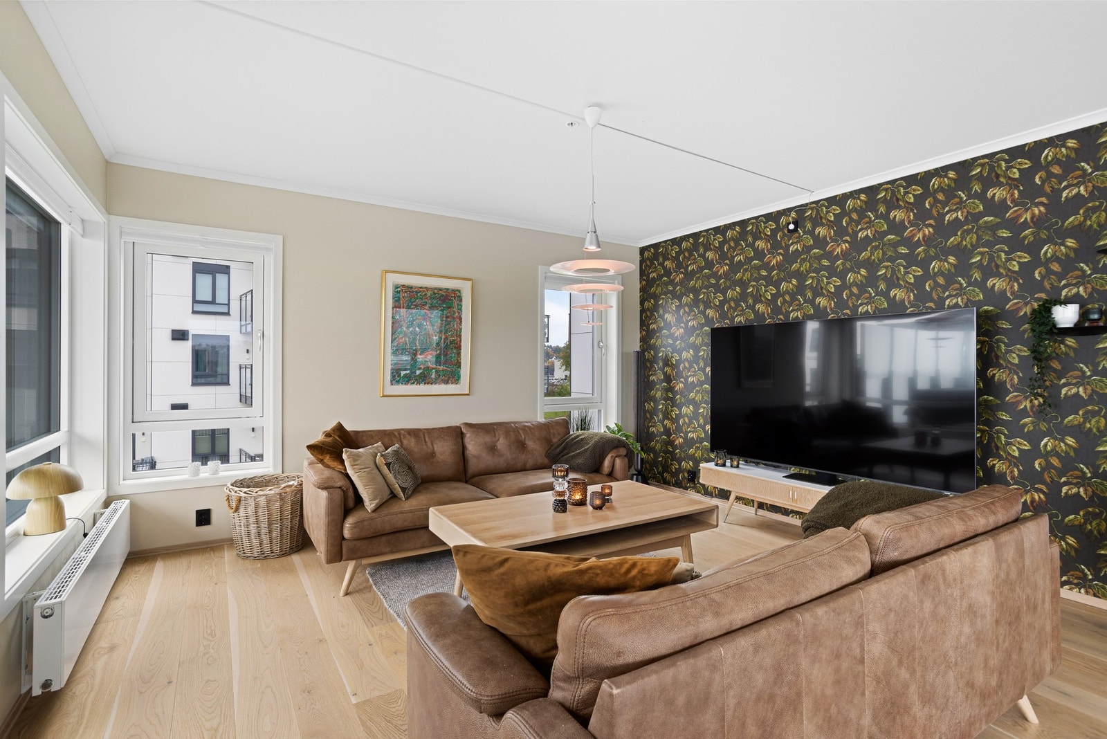 Malte veggflater og tapet er det som pryder leilighetens overflater Galleribilde